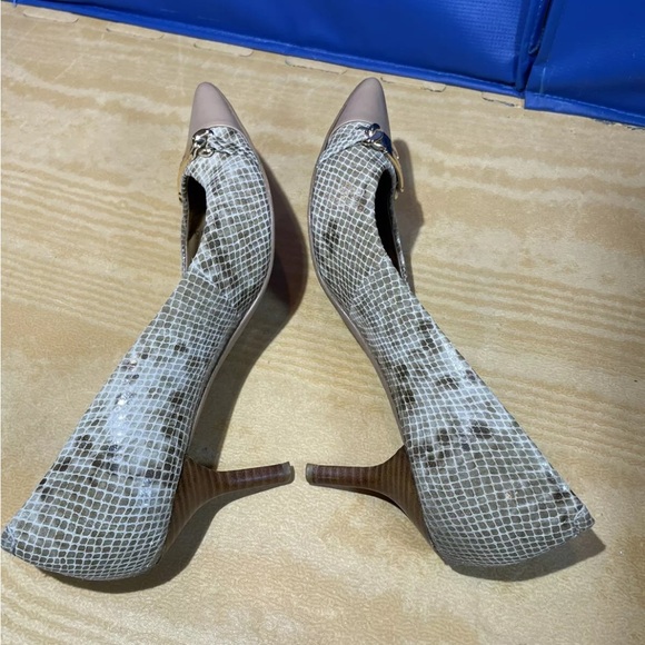 Beautiful nude snakeskin Coach kitten heels - Picture 4 of 7